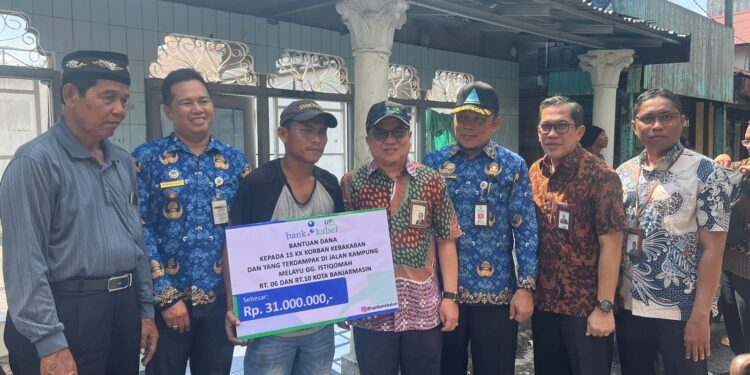 BANK Kalsel melalui UPZ menyerahkan bantuan uang tunai sebesar Rp 31 juta kepada warga terdampak musibah kebakaran di Jalan Kampung Melayu.