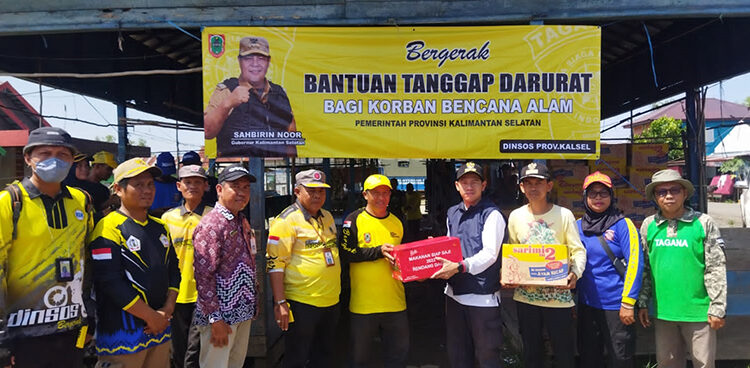 SEKRETARIS Dinas Sosial Provinsi Kalsel Murjani didampingi Kabid Penanganan Bencana H Achmadi saat menyerahkan bantuan tanggap darurat, Kamis (26/10).