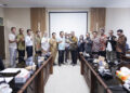 FOTO BERSAMA - Komisi II DPRD Kalsel didampingi Sekwan Muhammad Jaini beserta jajaran berfoto bersama usai menerima kunjungan kerja dari Komisi II DPRD Provinsi Banten.