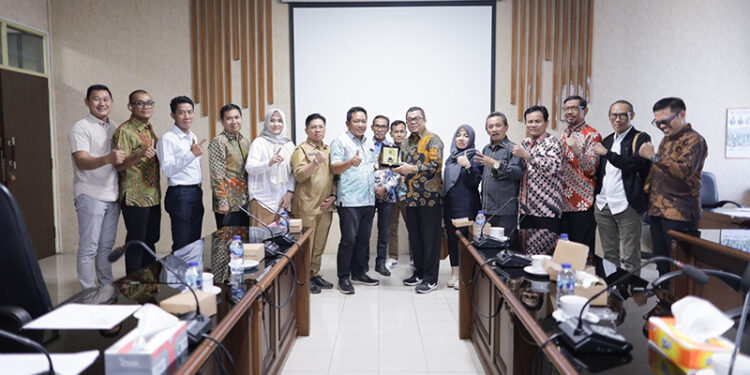 FOTO BERSAMA - Komisi II DPRD Kalsel didampingi Sekwan Muhammad Jaini beserta jajaran berfoto bersama usai menerima kunjungan kerja dari Komisi II DPRD Provinsi Banten.