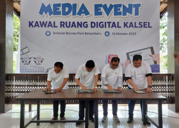 KEPALA Dinas Kominfo Kalsel HM Muslim bersama Ketua PWI Kalsel Zainal Helmie, perwakilan KPU Provinsi Kalsel dan Bawaslu Kalsel saat menandatangani petisi online untuk mengawal ruang digital di banua.
