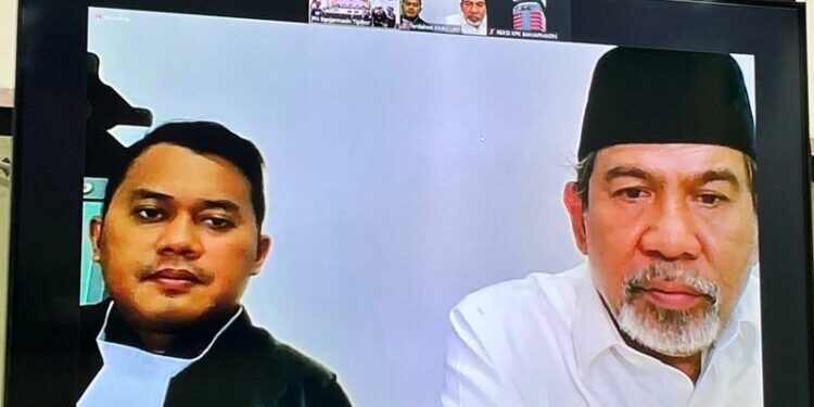 MANTAN Bupati HST Abdul Latif (kanan) didampingi penasihat hukumnya saat mendengar amar putusan Majelis Hakim Pengadilan Tipikor Banjarmasin secara virtual.