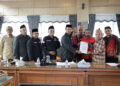 WAKIL Ketua Komisi II DPRD Provinsi Kalsel Muhammad Yani Helmi dan Ketua Komisi IV DPRD Provinsi Kalsel HM Lutfi Saifuddin berfoto bersama usai menerima audiensi Fordayak Tanah Bumbu dan Kotabaru.