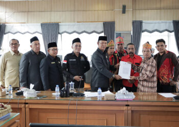 WAKIL Ketua Komisi II DPRD Provinsi Kalsel Muhammad Yani Helmi dan Ketua Komisi IV DPRD Provinsi Kalsel HM Lutfi Saifuddin berfoto bersama usai menerima audiensi Fordayak Tanah Bumbu dan Kotabaru.