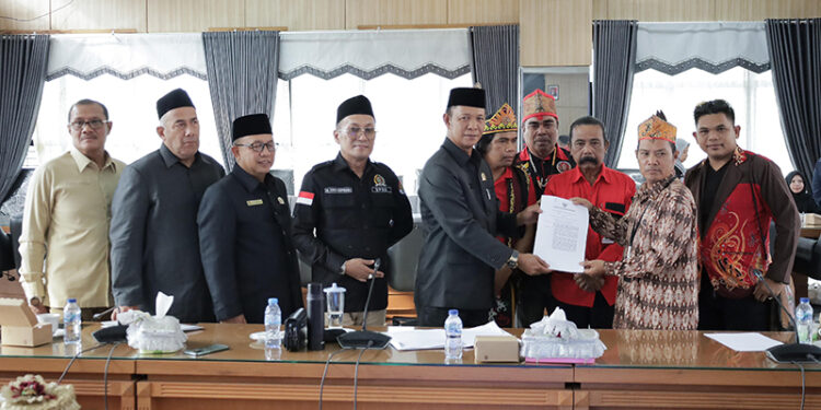 WAKIL Ketua Komisi II DPRD Provinsi Kalsel Muhammad Yani Helmi dan Ketua Komisi IV DPRD Provinsi Kalsel HM Lutfi Saifuddin berfoto bersama usai menerima audiensi Fordayak Tanah Bumbu dan Kotabaru.