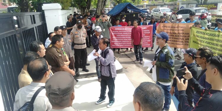 SAMPAIKAN ASPIRASI - LSM Forpeban saat menyampaikan aspirasi di depan Kantor Kejati Kalsel terkait adanya dugaan tindak pidana korupsi dalam proyek ataupun pengadaan barang dan jasa di beberapa daerah, Kamis (19/10) pagi.