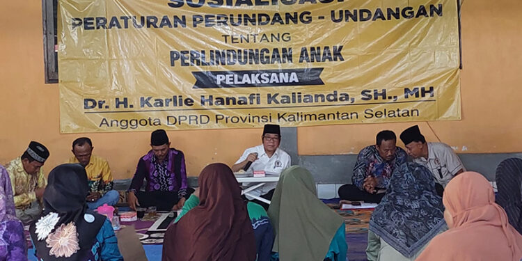 ANGGOTA DPRD Kalsel Dr H Karlie Hanafi Kalianda SH MH saat menyampaikan materi sosialisasi peraturan tentang Perlindungan Perempuan dan Anak di Desa Bamban, Kecamatan Rantau Badauh, Kabupaten Barito Kuala, Sabtu (28/10).