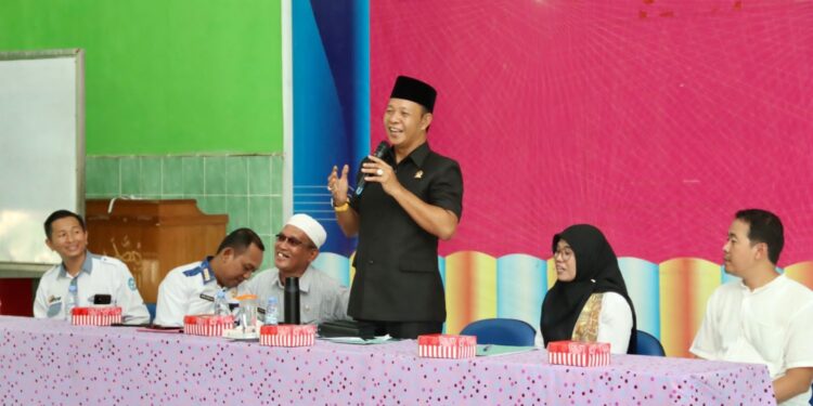 WAKIL Ketua Komisi II DPRD Kalsel Muhammad Yani Helmi saat menjadi pembicara sekaligus membuka kegiatan Jelajah Cagar Budaya di SMA Negeri 1 Simpang Empat, Kabupaten Tanah Bumbu.