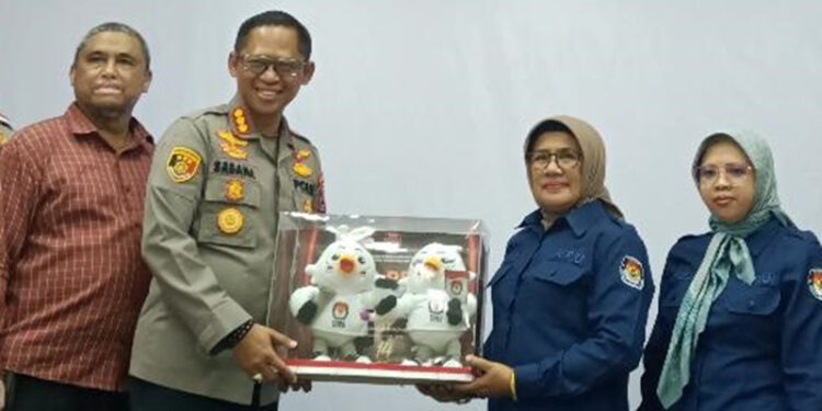 KETUA KPU Banjarmasin Rahmiyati Wahdah bersama anggota berfoto bersama Kapolresta Banjarmasin, Selasa (17/10).
