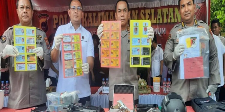 TUNJUKAN BARBUK - Kapolda Kalsel Irjen Pol Andi Rian R Djajadi saat menunjukkan barbuk yang di sita dari tersangka MR saat press release di Mapolda Kalsel, Selasa (18/10).