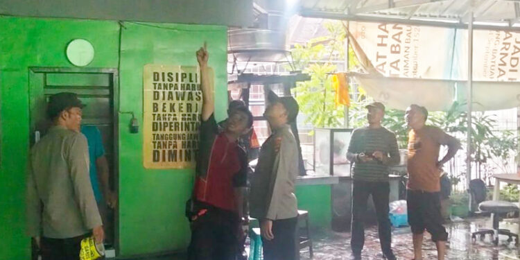 PETUGAS Polisi dan TNI bersama barisan pemadam dan pekerja Jamkrida Kalsel usai kebakaran.