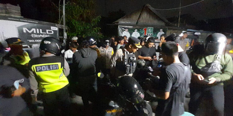 PATROLI SKALA BESAR - Polresta Banjarmasin beserta polsek jajaran melakukan patroli skala besar, untuk mengantisipasi terjadinya tawuran oleh sekolompok pemuda yang diduga kumpulan geng motor di Kota Seribu Sungai, Selasa (24/10) dini hari.