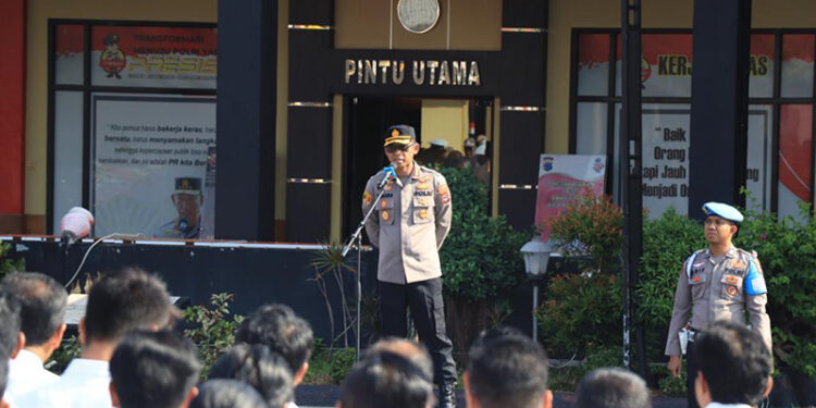 PIMPIN APEL - Kapolresta Banjarmasin Kombes Pol Sabana A Martosumito saat memimpin pelaksanaan apel, Senin (23/10). Ia juga memberikan atensi kepada anggota sat samapta untuk meningkatkan patroli khususnya pada jam-jam rawan di Kota Seribu Sungai.