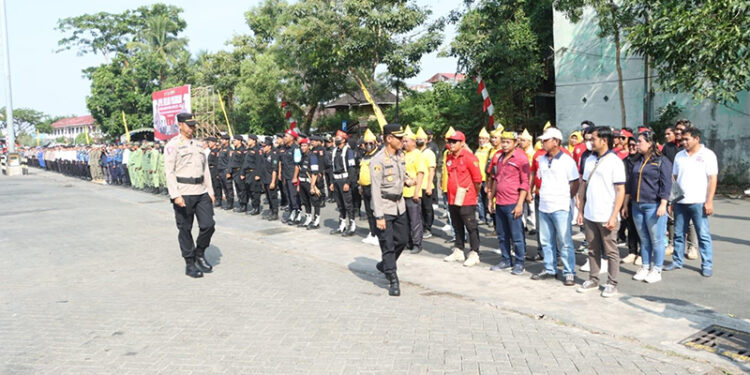 CEK KESIAPAN - Kapolresta Banjarmasin Kombes Pol Sabana A Martosumito saat mengecek kesiapan pasukan pada apel gelar pasukan Ops Mantap Brata di Lapangan Taman Kamboja Banjarmasin, Selasa (17/10).