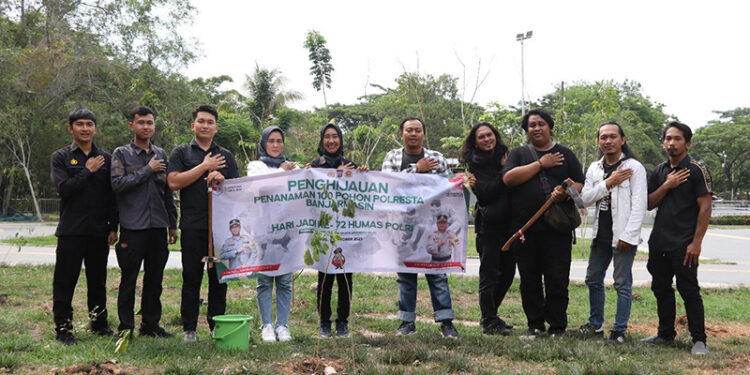 KASI Humas Polresta Banjarmasin Ipda Airin Indria Sari Noya berfoto bersama awak media usai penanaman pohon penghijau di Taman Kamboja.