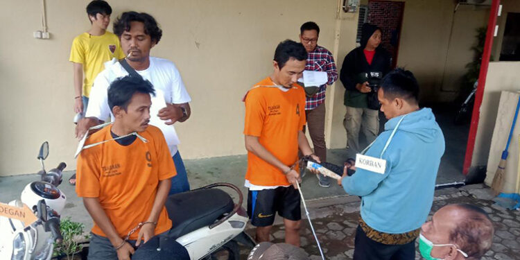POLSEK Banteng saat melakukan rekonstruksi pembunuhan yang terjadi di depan Pos Dishub UPTD Terminal Antasari di Jalan Pangeran Antasari, Kelayan Luar, Banjarmasin Tengah.