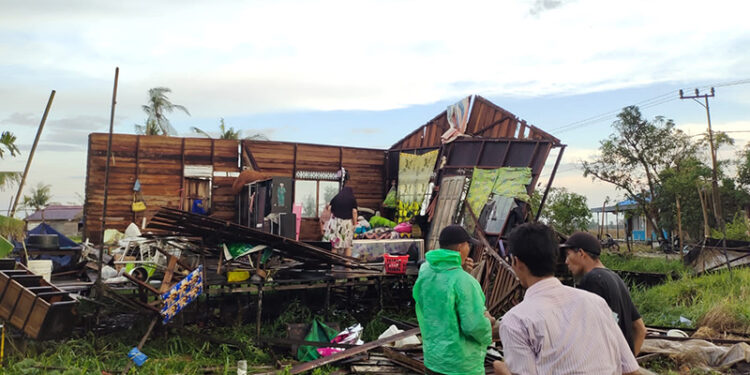 SALAH satu rumah yang mengalami kerusakan akibat bencana alam angin puting beliung di Kalsel, Senin (16/10).