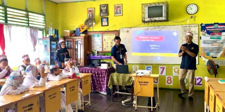 KAKANWIL DJPb Kalsel Syafriadi saat menyampaikan sambutan sekaligus membuka kegiatan Kemenkeu Mengajar 8 di SDN Pasar Lama 1 Banjarmasin.