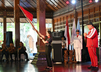 MENPORA Dito Ariotedjo didampingi CdM Asian Para Games Indonesia Angela Tanoesoedibjo melepas Kontingen Indonesia untuk APG 2022.