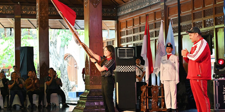 MENPORA Dito Ariotedjo didampingi CdM Asian Para Games Indonesia Angela Tanoesoedibjo melepas Kontingen Indonesia untuk APG 2022.