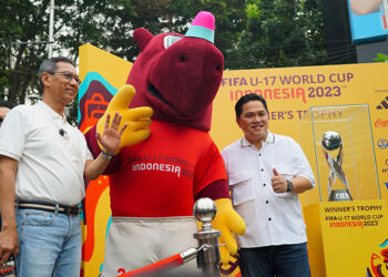 Ketua Umum PSSI Erick Thohir bersama Pjs Gubernur DKI Jakarta, Heru Budi Hartono foto bersama dengan mascot Bacuya maskot Piala Dunia U-17 serta Trophy Piala Dunia U-17 di Bundaran Hotel Indonesia Jakarta, Minggu (15/10) pagi.