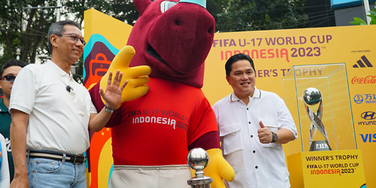 Ketua Umum PSSI Erick Thohir bersama Pjs Gubernur DKI Jakarta, Heru Budi Hartono foto bersama dengan mascot Bacuya maskot Piala Dunia U-17 serta Trophy Piala Dunia U-17 di Bundaran Hotel Indonesia Jakarta, Minggu (15/10) pagi.