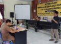 PAPARKAN - Anggota DPRD Kalsel Dr H Karlie Hanafi Kalianda SH MH saat memaparkan tentang Empat Pilar Kebangsaan di Aula Dinas PMD Kabupaten Batola, Selasa (31/10).