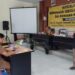 PAPARKAN - Anggota DPRD Kalsel Dr H Karlie Hanafi Kalianda SH MH saat memaparkan tentang Empat Pilar Kebangsaan di Aula Dinas PMD Kabupaten Batola, Selasa (31/10).