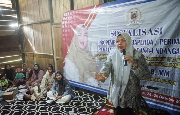 WAKIL Ketua DPRD Kalsel Hj Mariana saat melaksanakan sosper di Desa Teluk Kepayang, Kabupaten Tanah Bumbu.