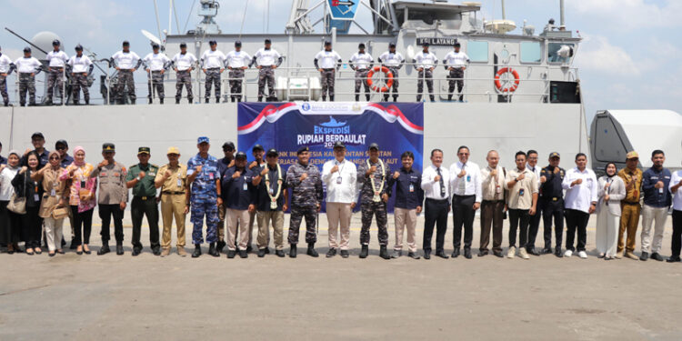 KEPALA Perwakilan Bank Kalsel Indonesia Provinsi Kalsel Wahyu Pratomo berfoto bersama Tim ERB Kantor Perwakilan Bank Indonesia Kalsel, Senin (16/10).