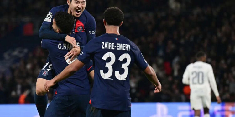 Merayakan Gol - Gelandang Paris Saint-Germain Lee Kang-in (tengah) merayakan gol yang dicetaknya ke gawang AC Milan pada pertandingan Grup F Liga Champions yang dimainkan di Stadion Parc des Princes, Paris, Rabu (25/10).
