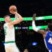 Pebasket Boston Celtics Kristaps Porzingis (kiri) berupaya memasukkan bola ke jaring lawan.