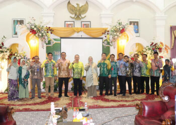 AUDENSI-PJ Bupati Tapin M Syarifudin MPd saat foto bersama tim Geopark Meratus pada pertemuan audiensi yang dilaksanakan di kediaman dinas Bupati Tapin baru - baru tadi.