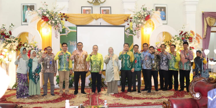AUDENSI-PJ Bupati Tapin M Syarifudin MPd saat foto bersama tim Geopark Meratus pada pertemuan audiensi yang dilaksanakan di kediaman dinas Bupati Tapin baru - baru tadi.