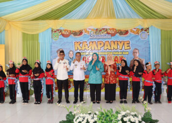 GEMAR MAKAN IKAN - PJ Bupati Tapin M Syarifuddin Mpd bersama PJ Ketua TP PKK Masrupah, Ketua DWP Hj Mashuriyah dan Kepala Dinas Perikanan H Parianata saat pencanangan gerakan gemar makan ikan bersama anak - anak sekolah yang dilaksanakan dinas perikanan Tapin di kecamatan Lokpaikat.