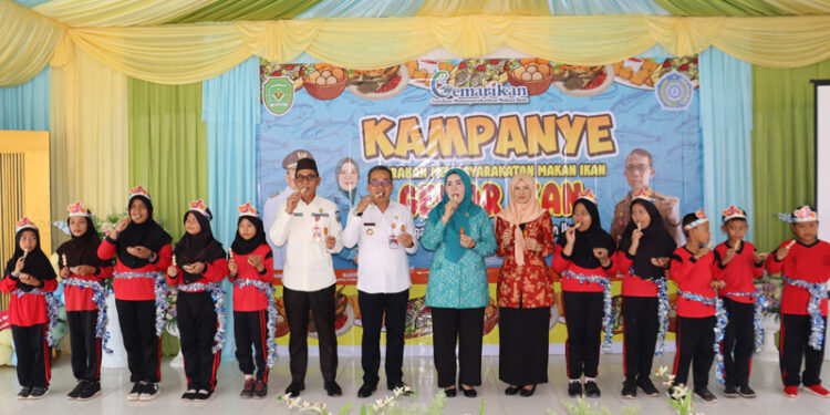 GEMAR MAKAN IKAN - PJ Bupati Tapin M Syarifuddin Mpd bersama PJ Ketua TP PKK Masrupah, Ketua DWP Hj Mashuriyah dan Kepala Dinas Perikanan H Parianata saat pencanangan gerakan gemar makan ikan bersama anak - anak sekolah yang dilaksanakan dinas perikanan Tapin di kecamatan Lokpaikat.