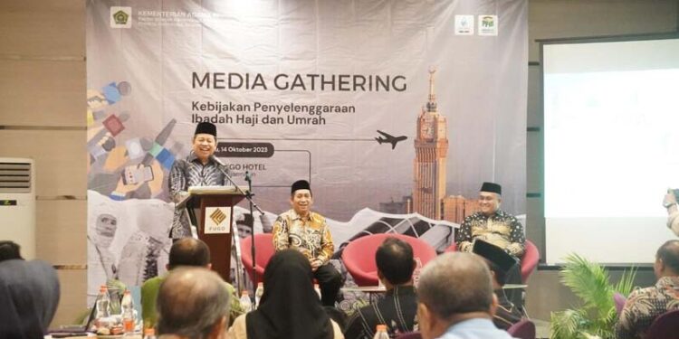 KEPALA Kanwil Kementerian Agama Provinsi Kalimantan Selatan, Dr HM Tambrin, MMPd saat menyampaikan sambutan sekaligus membuka media gathering terkait Kebijakan Penyelenggaraan Haji dan Umrah.