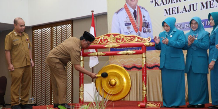 GUBERNUR Kalimantan Selatan Sahbirin Noor memukul gong sebagai tanda dibukanya Rapat Koordinasi (Rakor) Tim Penggerak PKK Provinsi Kalsel tahun 2023 di Banjarmasin.