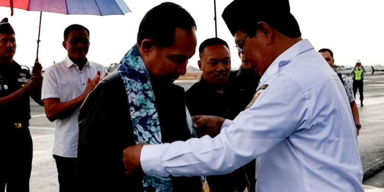 GUBERNUR Kalsel Sahbirin Noor mengalungkan syal kain sasingan khas Kalimantan Selatan kepada Wakasad Letjen Agus Subiyanto saat tiba di Bandara Syamsuddin Noor, Rabu (18/10).