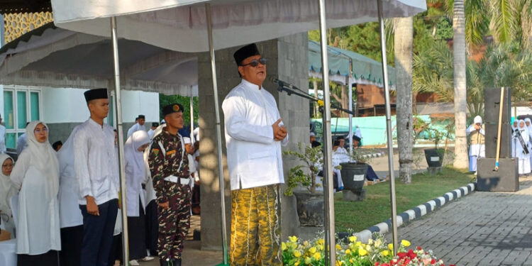 GUBERNUR Kalsel Sahbirin Noor ketika memberikan sambutan pada peringatan Hari Santri Nasional 2023 (HSN) tingkat provinsi di halaman Asrama Haji Embarkasi Banjarmasin, Banjarbaru, Minggu (22/10) pagi.