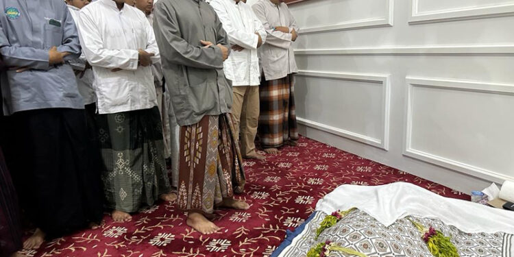 GUBERNUR Kalsel ketika melayat ke rumah duka KH Hatim Salman di Gang Madrasah Kelurahan Sekumpul, Martapura, pada Minggu (22/10) tengah malam.