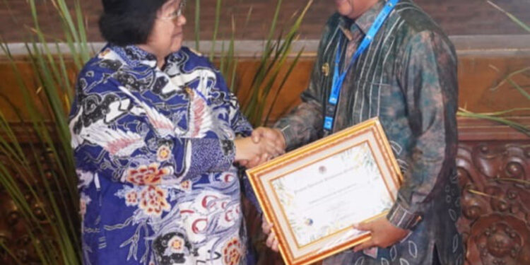 GUBERNUR Kalsel Sahbirin Noor saat menerima piagam penghargaan Festival Program Kampung Iklim (ProKlim) 2023 dari Menteri Lingkungan Hidup dan Kehutanan, Siti Nurbaya Bakar di Jakarta.
