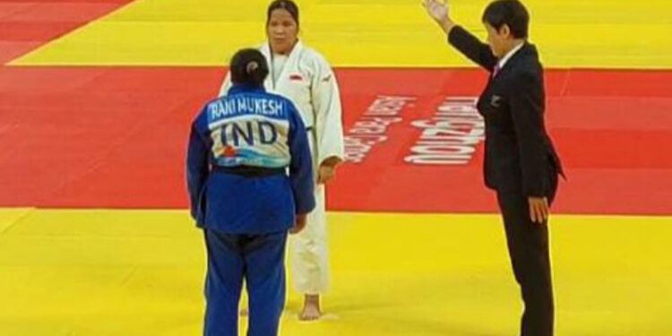Atlet Blind Judo Indonesia, Roma Siska Tampubolon (Baju Putih) merebut medali emas pada nomor +70 kg J1 Asian Para Games 2022