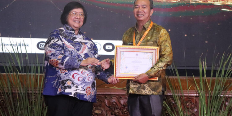 TERIMA PENGHARGAAN-PJ Bupati Tapin M Syarifudin MPd saat menerima penghargaan proklim yang diserahkan langsung oleh Menteri Lingkungan Hidup Siti Nurbaya di Jakarta.