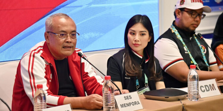 Chef de Mission Kontingen Indonesia, Angela Tanoesoedibjo (tengah) didampingi Sesmenpora Gunawan Suswantoro (kanan) dan Wasekjen NPC Indonesia Rima Ferdianto (kiri)