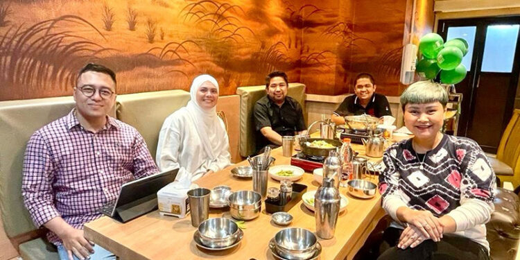 Hj Ananda saat berdiskusi bersama Wakil Ketua DPRD Kalsel Muhammad Syaripuddin tentang pembangunan Kota Banjarmasin yang pada tahun 2026 nanti akan genap berusia lima abad.