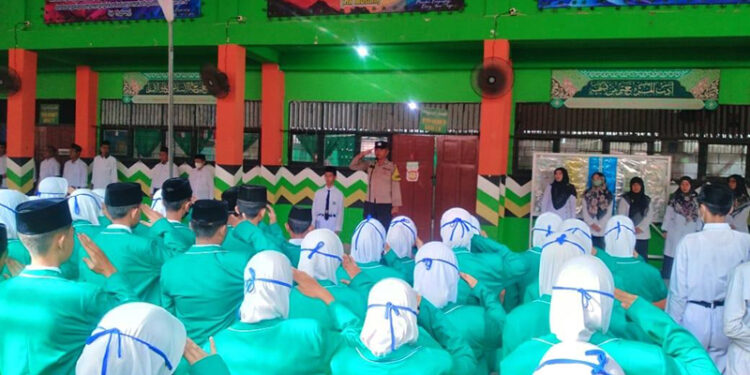 PETUGAS BKTM Polsek Bansel saat memimpin upacara di MTSN 4 Banjarmasin di Jalan Laksana Intan.