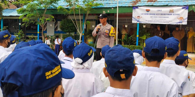 BKTM Kelurahan Tanjung Pagar Polsek Banjarmasin Selatan Bripka Agus saat memimpin apel pagi di SMPN 8 Banjarmasin, Senin (20/11).