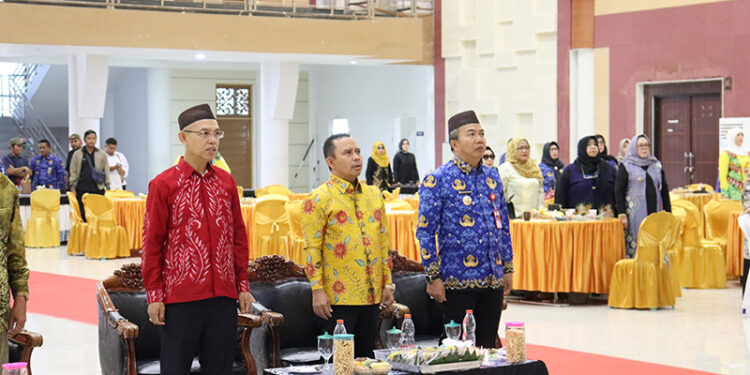 BADAPATAN WARGA TAPIN - Pj Bupati Tapin M Syarifudin bersama Ketua DPRD Tapin H Yamani dan Sekretaris Daerah Dr H Sufiansyah saat menghadiri acara Badapatan Warga Tapin yang dilaksanakan badan kesbangpol setempat di Gedung Galuh Bastari, Rabu (29/11).