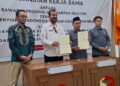 FOTO BERSAMA - Ketua Bawaslu Kalsel Aries Mardiono dan Ketua KPID Kalsel M Farid Soufian bersama anggotanya berfoto bersama usai penandatanganan kerja sama terkait pengawasan Pemilu 2024 di Aula Sekretariat Bawaslu Kalsel di Jalan RE Martadinata Banjarmasin, Senin (13/11) pagi.
